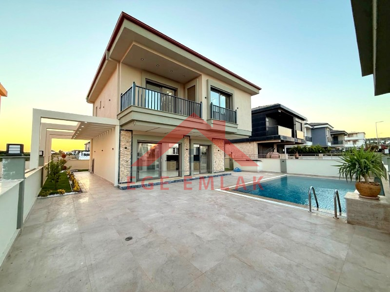 Didimde 317 M2  Arsa İçerisinde 4+1 Villa