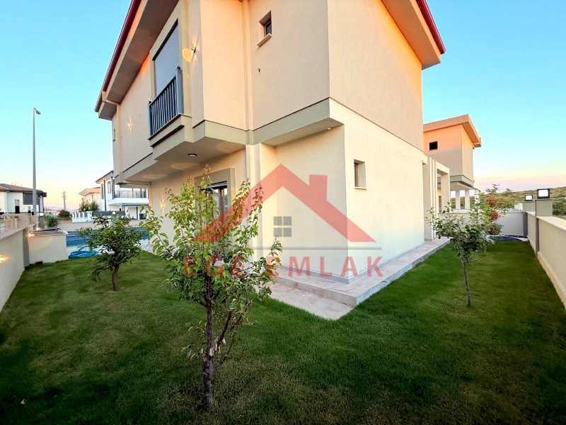 Didimde 317 M2  Arsa İçerisinde 4+1 Villa