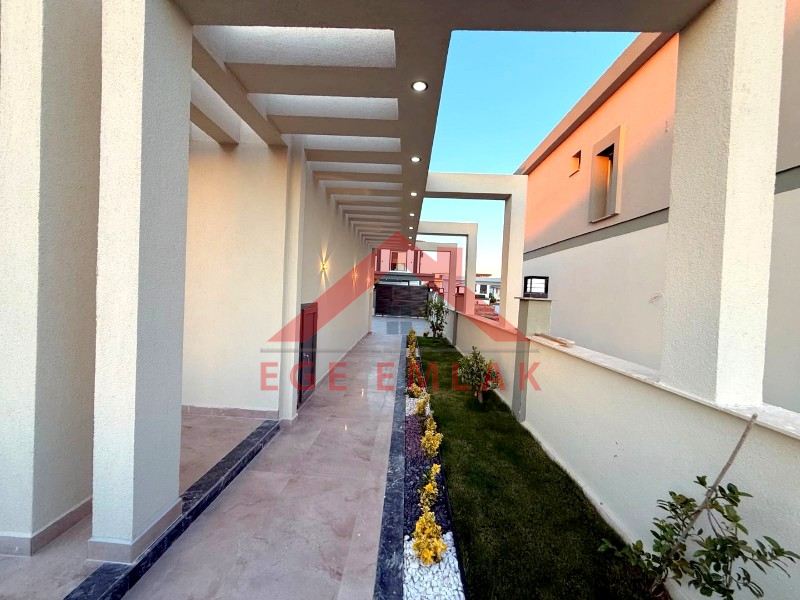 Didimde 317 M2  Arsa İçerisinde 4+1 Villa