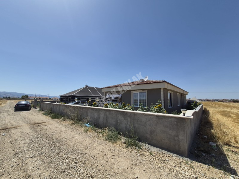 *AFYON ÜÇOK EMLAKTAN SUSUZ KASABASI 964M² SATILIK ARSA + MÜSTAKİL EV *