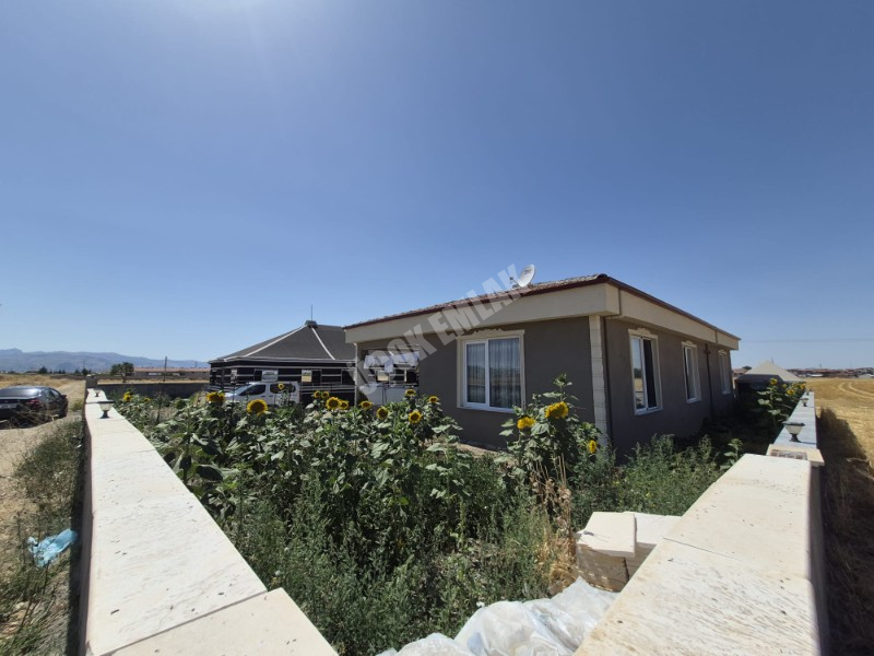 *AFYON ÜÇOK EMLAKTAN SUSUZ KASABASI 964M² SATILIK ARSA + MÜSTAKİL EV *