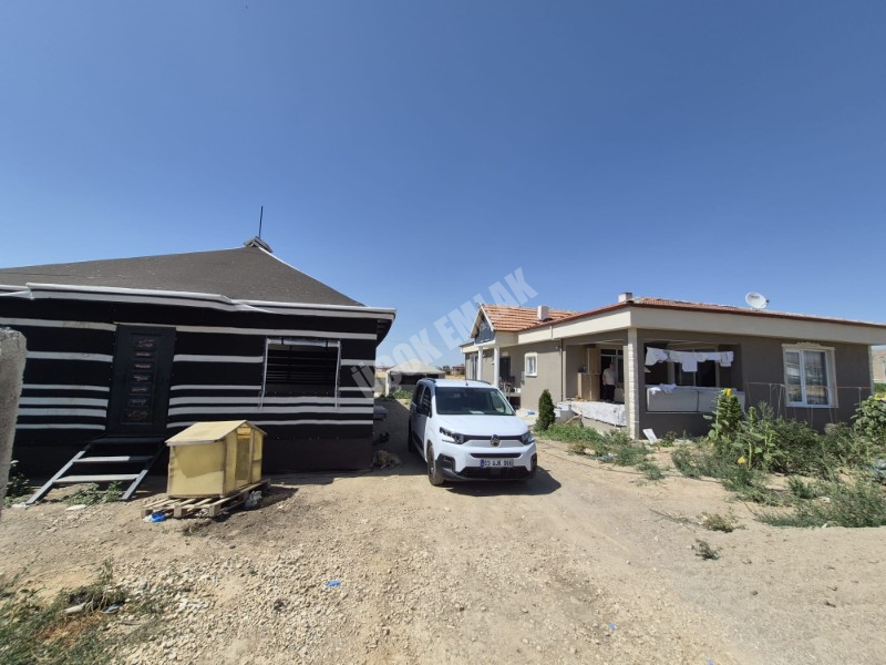 *AFYON ÜÇOK EMLAKTAN SUSUZ KASABASI 964M² SATILIK ARSA + MÜSTAKİL EV *