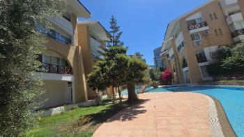 KKTC Girne Merkez'de Öğretmenevi Yakını Havuzlu Sitede Kiralık Full Eşyalı 1+1 Daire