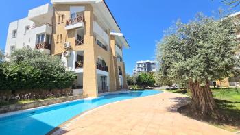 KKTC Girne Merkez'de Öğretmenevi Yakını Havuzlu Sitede Kiralık Full Eşyalı 1+1 Daire