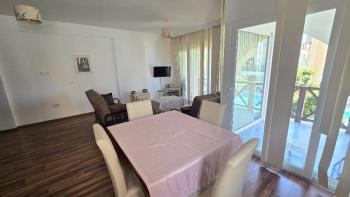 KKTC Girne Merkez'de Öğretmenevi Yakını Havuzlu Sitede Kiralık Full Eşyalı 1+1 Daire