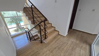 KKTC Girne Merkez'de Öğretmenevi Yakını Havuzlu Sitede Kiralık Full Eşyalı 1+1 Daire