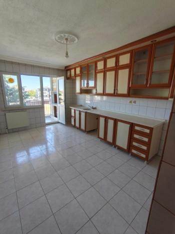 AFYON ÜÇOK EMLAKTAN MAREŞAL FEVZİ ÇAKMAK MAH 3+1 135M² EBEVEYN BANYOLU TEMİZ BAKIMLI SATILIK DAİRE 