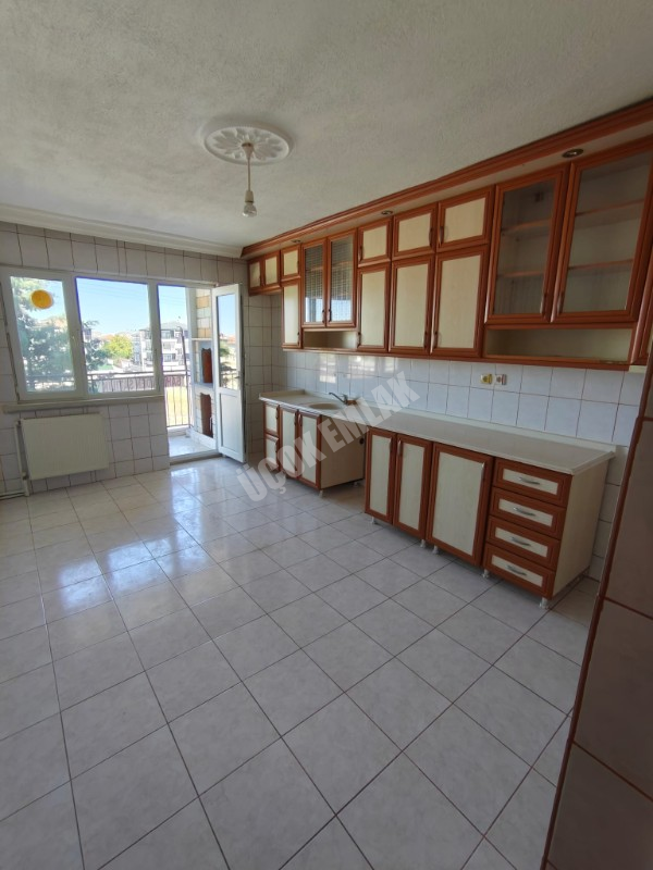 AFYON ÜÇOK EMLAKTAN MAREŞAL FEVZİ ÇAKMAK MAH 3+1 135M² EBEVEYN BANYOLU TEMİZ BAKIMLI SATILIK DAİRE 