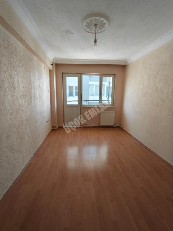 AFYON ÜÇOK EMLAKTAN MAREŞAL FEVZİ ÇAKMAK MAH 3+1 135M² EBEVEYN BANYOLU TEMİZ BAKIMLI SATILIK DAİRE 