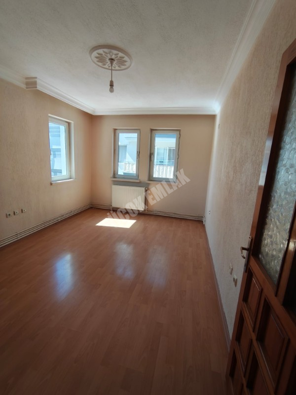 AFYON ÜÇOK EMLAKTAN MAREŞAL FEVZİ ÇAKMAK MAH 3+1 135M² EBEVEYN BANYOLU TEMİZ BAKIMLI SATILIK DAİRE 