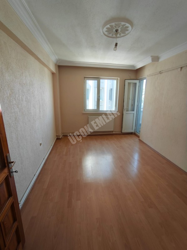 AFYON ÜÇOK EMLAKTAN MAREŞAL FEVZİ ÇAKMAK MAH 3+1 135M² EBEVEYN BANYOLU TEMİZ BAKIMLI SATILIK DAİRE 