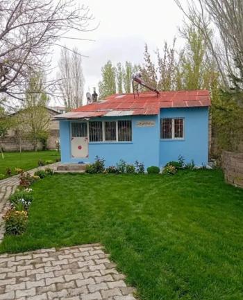 Gazi Mahallesi'nde Satılık Müstakil Ev ve 371m² Arsa