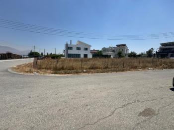 GİRNE BOĞAZ'DA ANA YOLA YAKIN  İKİ KAT KONUT İZİNLİ KÖŞE ARSA 