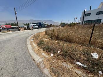 GİRNE BOĞAZ'DA ANA YOLA YAKIN  İKİ KAT KONUT İZİNLİ KÖŞE ARSA 