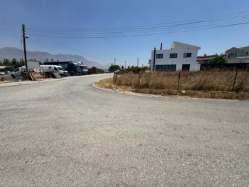 GİRNE BOĞAZ'DA ANA YOLA YAKIN  İKİ KAT KONUT İZİNLİ KÖŞE ARSA 