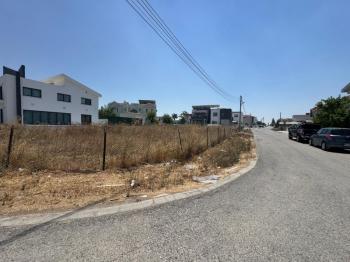 GİRNE BOĞAZ'DA ANA YOLA YAKIN  İKİ KAT KONUT İZİNLİ KÖŞE ARSA 