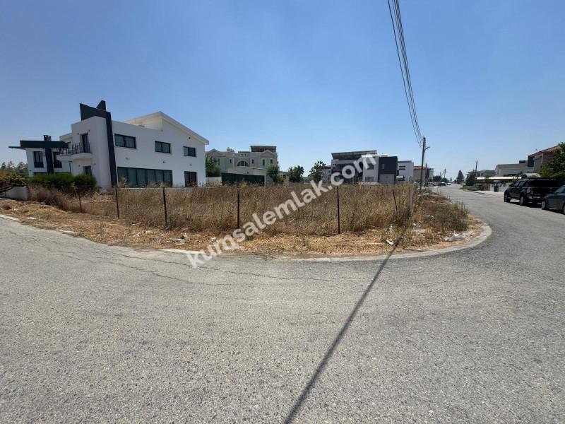 GİRNE BOĞAZ'DA ANA YOLA YAKIN  İKİ KAT KONUT İZİNLİ KÖŞE ARSA 