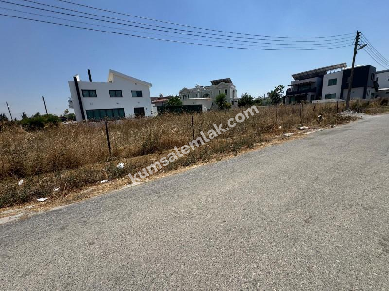 GİRNE BOĞAZ'DA ANA YOLA YAKIN  İKİ KAT KONUT İZİNLİ KÖŞE ARSA 