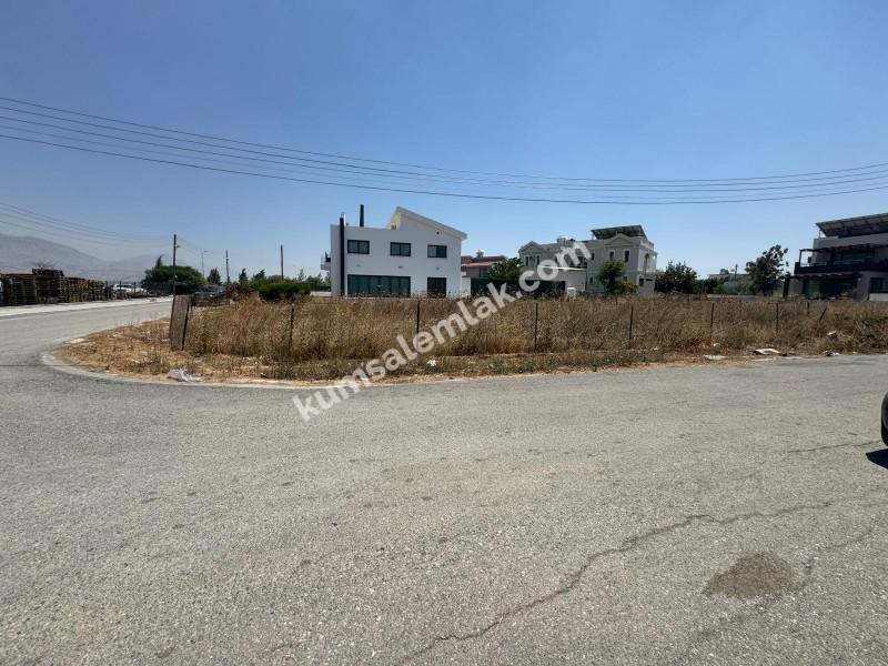GİRNE BOĞAZ'DA ANA YOLA YAKIN  İKİ KAT KONUT İZİNLİ KÖŞE ARSA 
