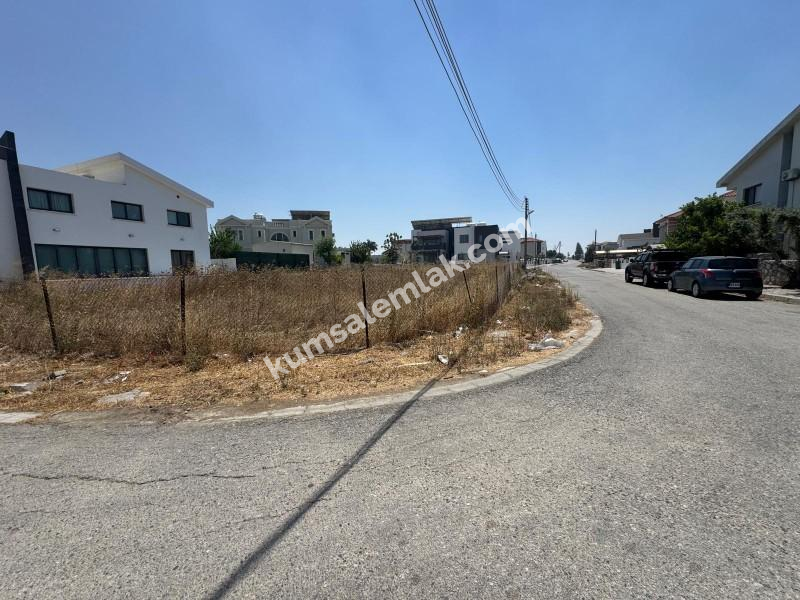 GİRNE BOĞAZ'DA ANA YOLA YAKIN  İKİ KAT KONUT İZİNLİ KÖŞE ARSA 