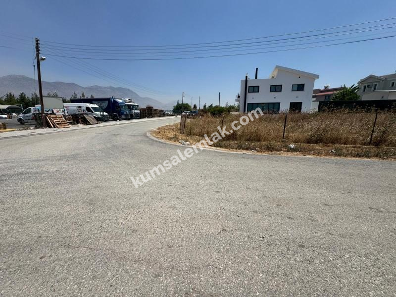 GİRNE BOĞAZ'DA ANA YOLA YAKIN  İKİ KAT KONUT İZİNLİ KÖŞE ARSA 
