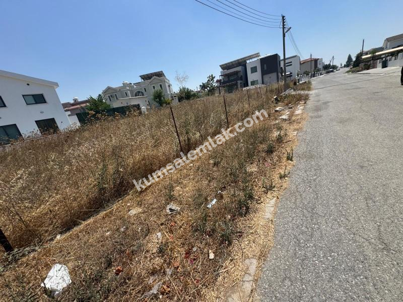 GİRNE BOĞAZ'DA ANA YOLA YAKIN  İKİ KAT KONUT İZİNLİ KÖŞE ARSA 