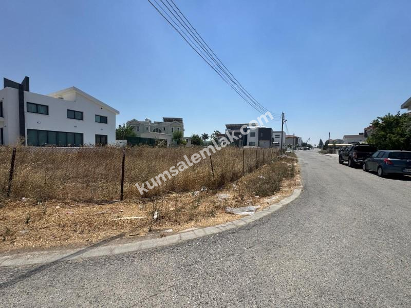 GİRNE BOĞAZ'DA ANA YOLA YAKIN  İKİ KAT KONUT İZİNLİ KÖŞE ARSA 