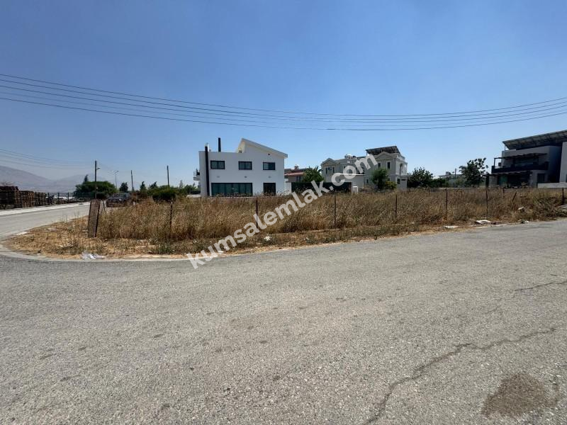 GİRNE BOĞAZ'DA ANA YOLA YAKIN  İKİ KAT KONUT İZİNLİ KÖŞE ARSA 