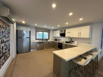 KKTC GİRNE MERKEZDE AKACAN ELEGANCE SİTESİNDE DENİZ HAVUZ VE DAĞ MANZARALI KOMPLE EŞYALI SATILIK 3+1 DAİRE