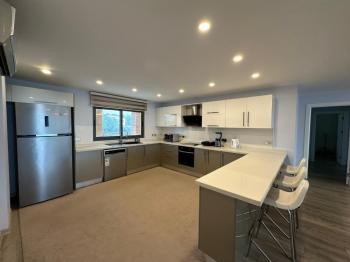 KKTC GİRNE MERKEZDE AKACAN ELEGANCE SİTESİNDE DENİZ HAVUZ VE DAĞ MANZARALI KOMPLE EŞYALI SATILIK 3+1 DAİRE