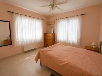Girne Edremit'te Özel Havuzlu, Deniz Manzaralı 3+1 Satılık Villa