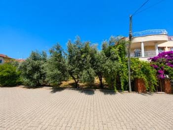 Didim Altınkum’da Satılık Bahçeli 3+1 Tripleks Villa - Denize Yakın