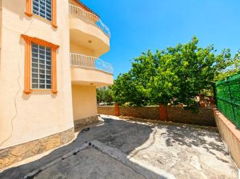 Didim Altınkum’da Satılık Bahçeli 3+1 Tripleks Villa - Denize Yakın
