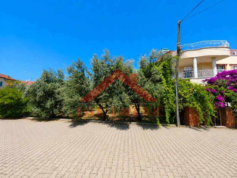 Didim Altınkum’da Satılık Bahçeli 3+1 Tripleks Villa - Denize Yakın