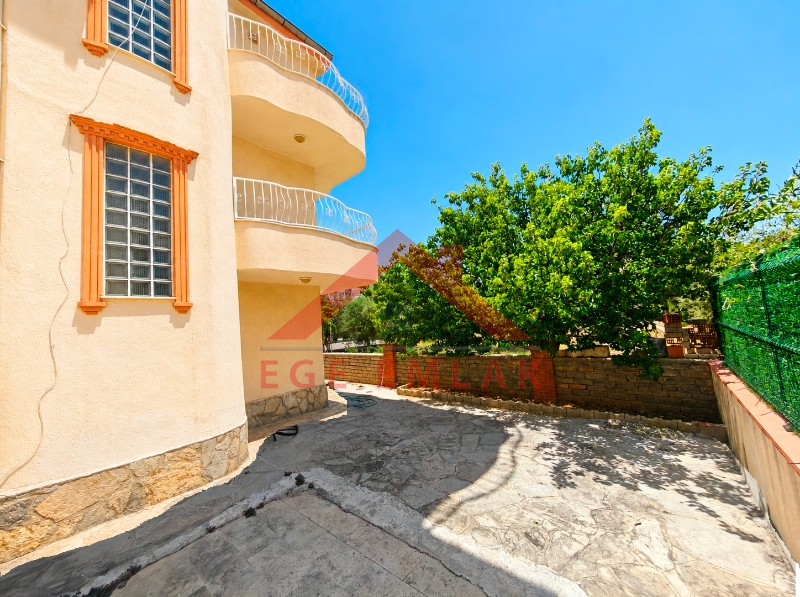 Didim Altınkum’da Satılık Bahçeli 3+1 Tripleks Villa - Denize Yakın