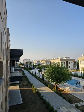 KKTC GİRNE ALSANCAKTA SİTE İÇERİSİNDE ANAYOLA VE DENİZE YAKIN SATILIK YENİ 2+1 DAİRELER