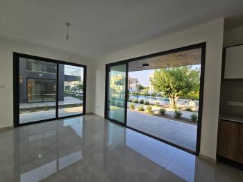 KKTC GİRNE ALSANCAKTA SİTE İÇERİSİNDE ANAYOLA VE DENİZE YAKIN SATILIK YENİ 2+1 DAİRELER