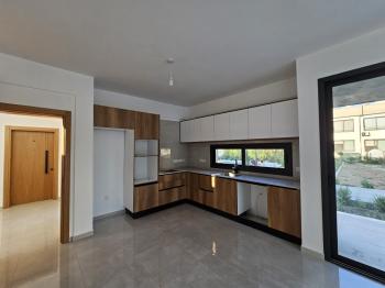 KKTC GİRNE ALSANCAKTA SİTE İÇERİSİNDE ANAYOLA VE DENİZE YAKIN SATILIK YENİ 2+1 DAİRELER