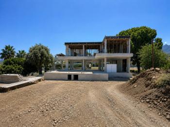 Girne Karaoğlanoğlunda Satılık Modern Tasarımlı 4+1 Villa