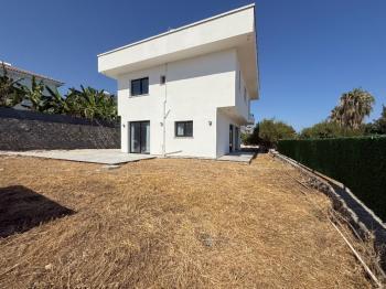 Yeşiltepede Satılık Modern Tasarımlı 3+1 Villa