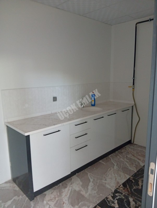 * AFYON ÜÇOK EMLAKTAN GÜVENEVLER MAH 180M² İŞLEK CADDE ÜZERİ SIFIR KİRALIK DÜKKAN *