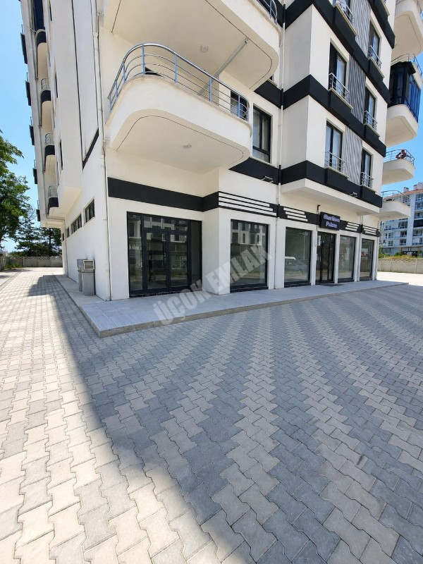 * AFYON ÜÇOK EMLAKTAN GÜVENEVLER MAH 180M² İŞLEK CADDE ÜZERİ SIFIR KİRALIK DÜKKAN *