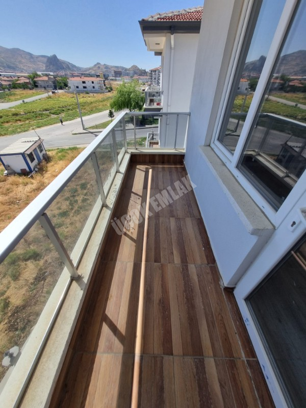 * AFYON ÜÇOK EMLAKTAN YENİCE MAH 120M² 3+1 TEMİZ BAKIMLI SİTE İÇERİSİNDE SATILIK DAİRE *