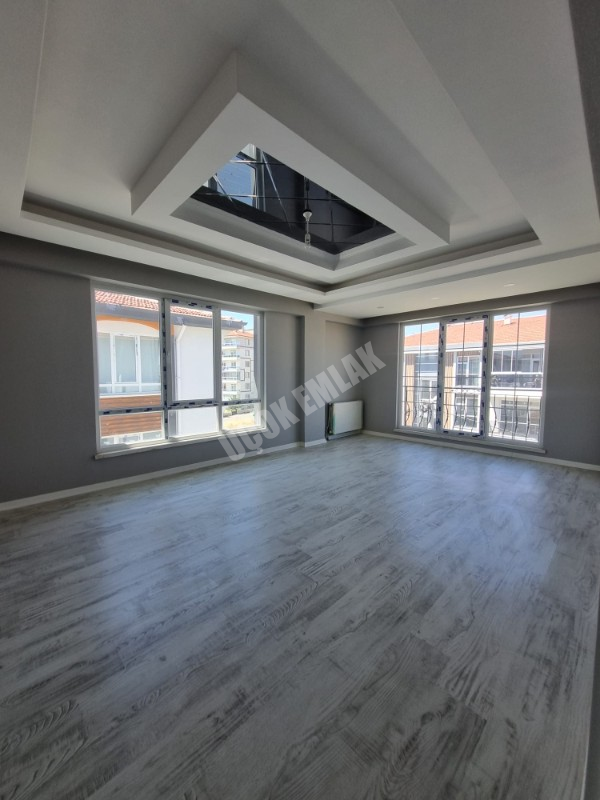 * AFYON ÜÇOK EMLAKTAN YENİCE MAH 120M² 3+1 TEMİZ BAKIMLI SİTE İÇERİSİNDE SATILIK DAİRE *