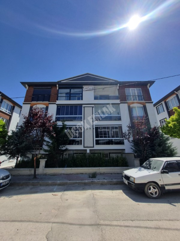 * AFYON ÜÇOK EMLAKTAN YENİCE MAH 120M² 3+1 TEMİZ BAKIMLI SİTE İÇERİSİNDE SATILIK DAİRE *