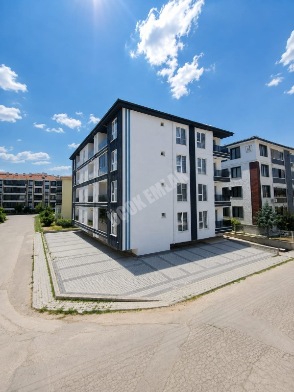 * AFYON ÜÇOK EMLAKTAN UYDUKENT SELÇUKLU MAH 2+1 80M² TEMİZ BAKIMLI SATILIK DAİRE *