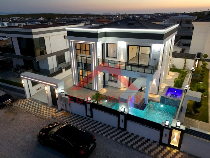 Didim'in Efeler Mahallesinde Satılık 4+1 Villa