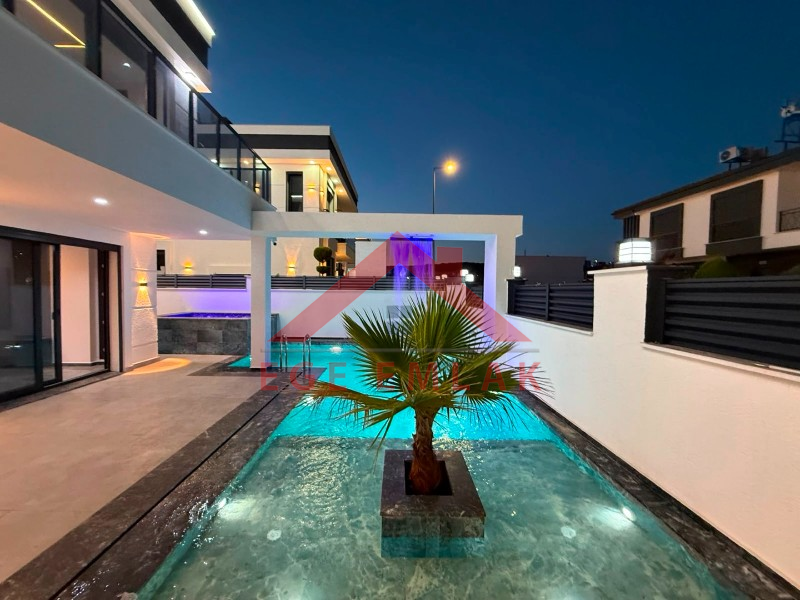 Didim'in Efeler Mahallesinde Satılık 4+1 Villa
