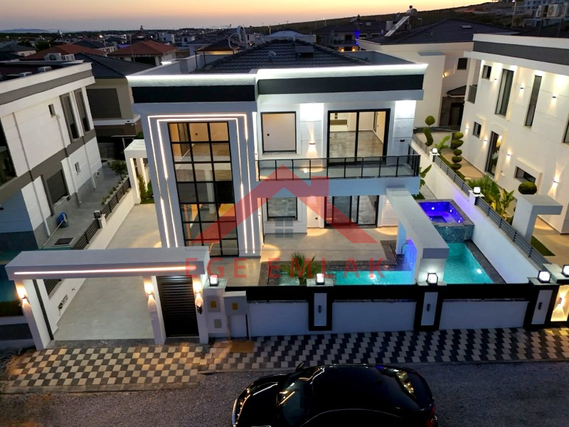 Didim'in Efeler Mahallesinde Satılık 4+1 Villa