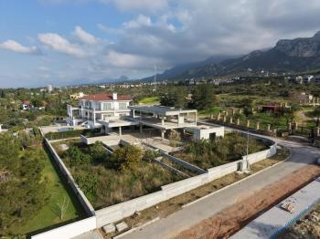Kıbrıs Girne Bellapais Bölgesinde Özel Tasarım Satılık Lüks 4+2 Villa